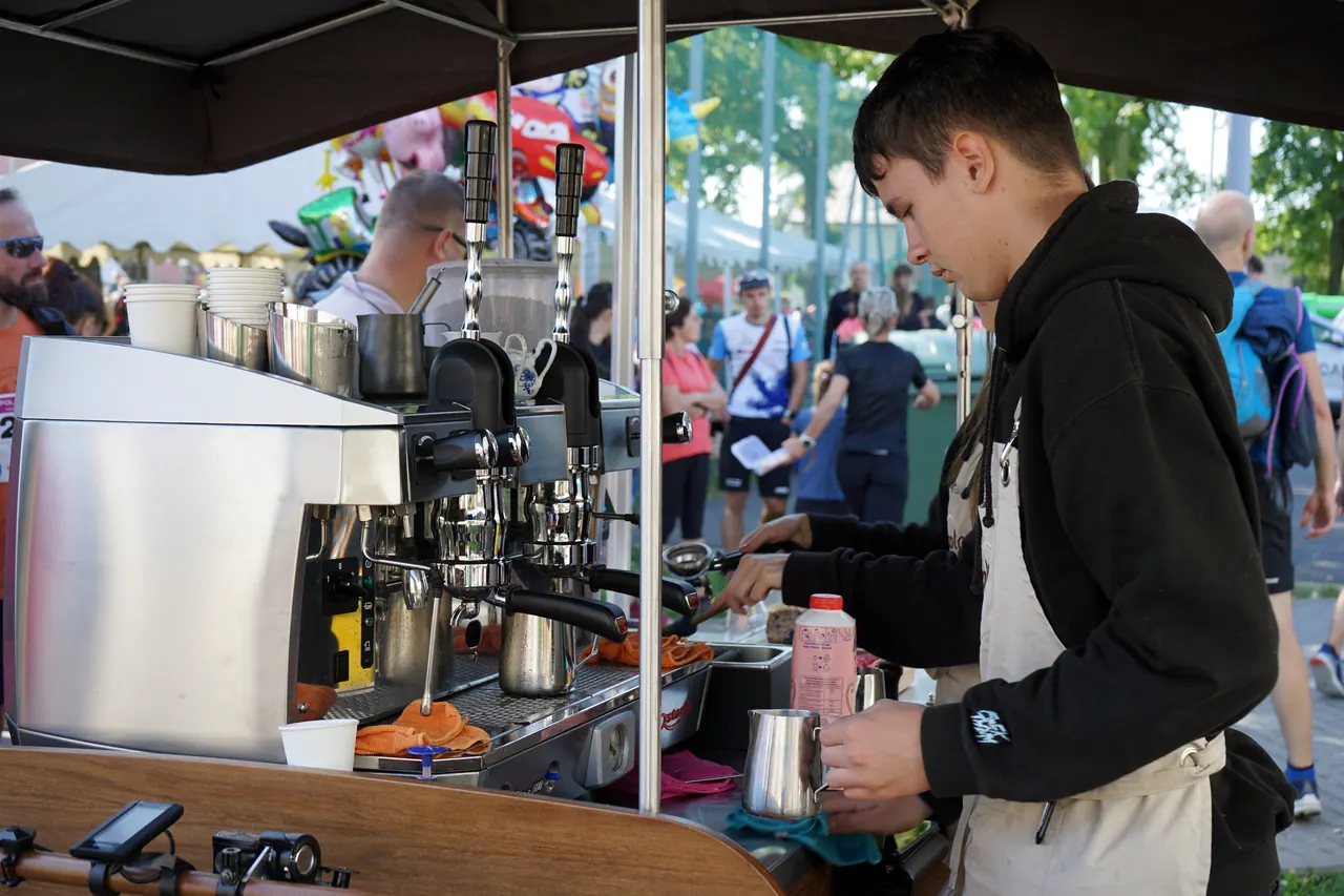 Barista vaří kávu na venkovním festivalu