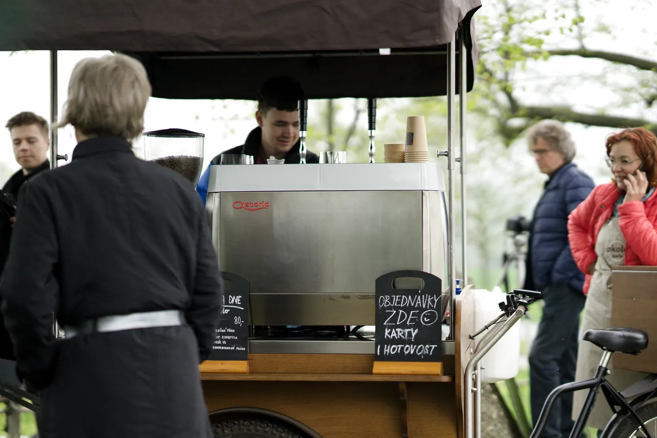 Coffee bike v parku mezi stromy