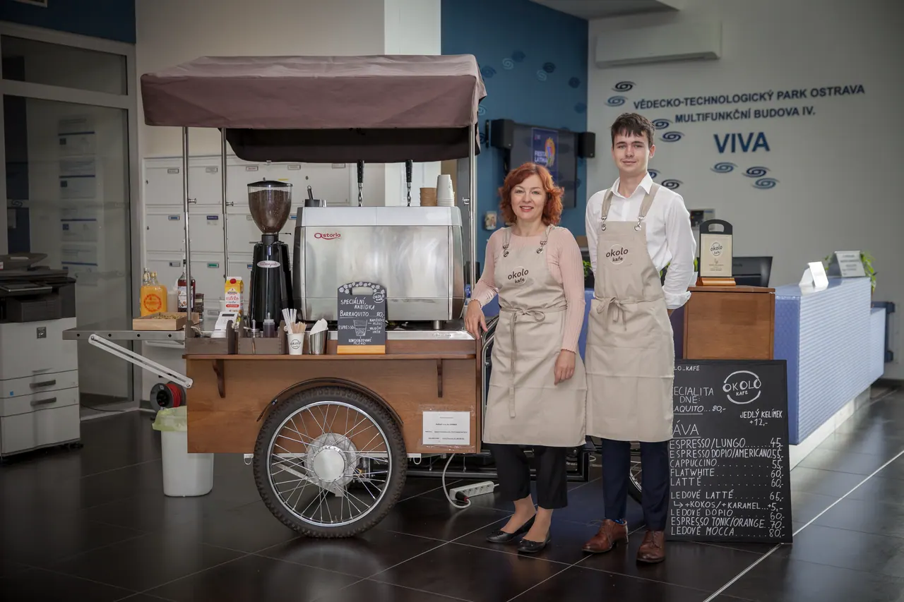 Jindřich s maminkou u coffee biku Okolo Kafe